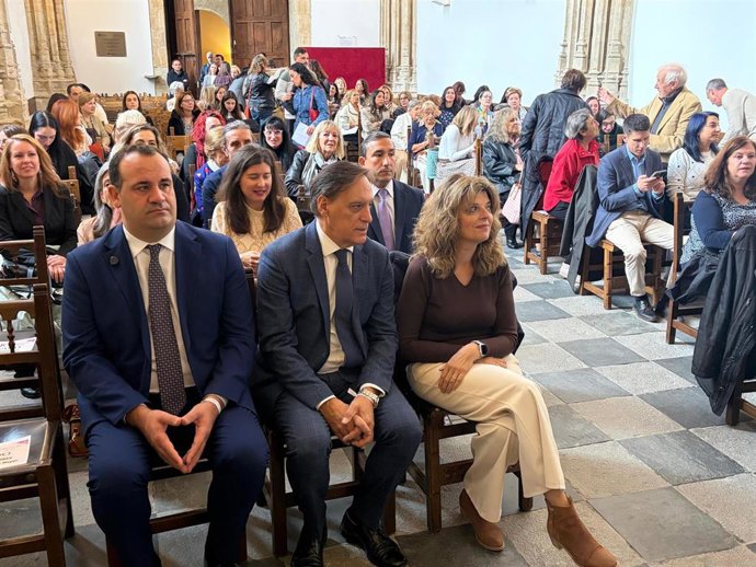 David Mingo (i), Carlos García Carbayo (c) y María Victoria Moreno, en el acto del 40 aniversario de La Asociación de Ayuda a la Mujer ‘Plaza Mayor’.