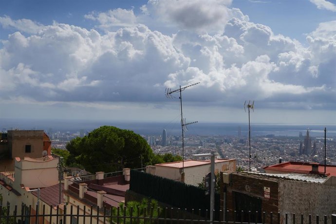 Archivo - Vistas de Barcelona desde el barrio del Carmel, a 16 de septiembre de 2026, en Barcelona, Catalunya (España). El consistorio ya había elaborado el informe de viabilidad técnica para instalar 11 cámaras de videovigilancia; la medida requería el i