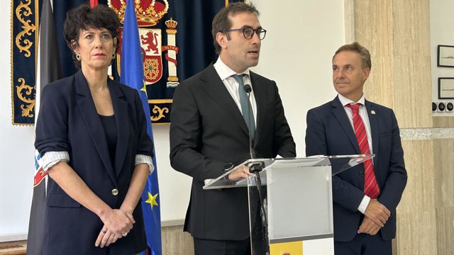 El vicepresidente primero y ministro de Economía, Comercio y Empresa, Carlos Cuerpo (c), la ministra de Inclusión, Seguridad Social y Migraciones, Elma Saiz (i), y el delegado del Gobierno en Ceuta, David de la Encina (d), durante una rueda de prensa