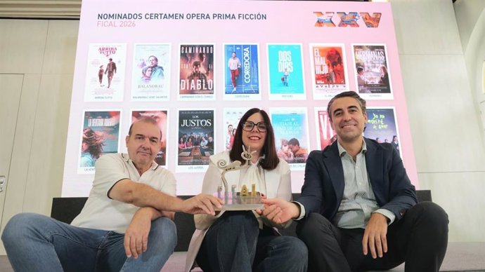 El director de Fical, Enrique Iznaola, la diputada de Cultura, Cine e Identidad Almeriense, Almudena Morales, y el concejal de Cultura del Ayuntamiento de Almería, Joaquín Pérez de la Blanca, durante la presentación de 'Ópera Prima'.