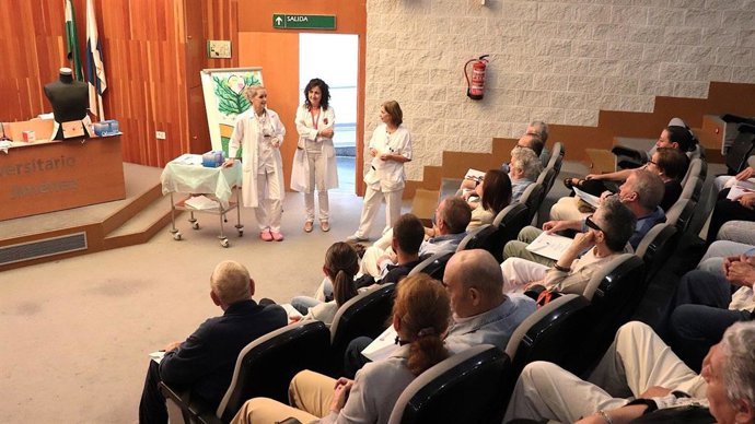 Primer encuentro dirigido a personas urostomizadas y a sus familias en el Hospital Juan Ramón JIménez de Huelva.