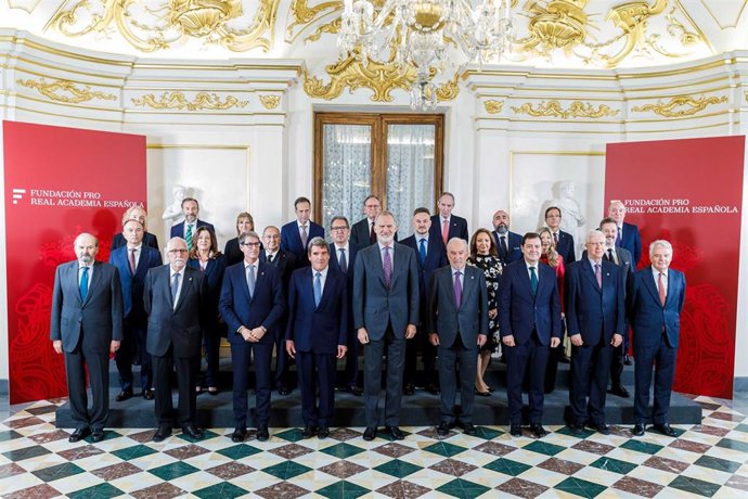 Foto de familia de los asistentes al Patronato de la Fundación Pro Real Academia Española que ha presididio el Rey Felipe VI.