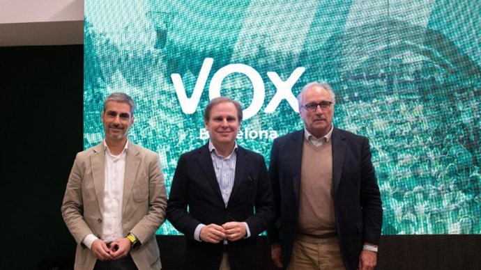 Archivo - El líder de Vox a l'Ajuntament de Barcelona, Gonzalo de Oro; el president de Vox Barcelona i portaveu al Parlament, Joan Garriga, i el diputat al Congrés Juanjo Aizcorbe