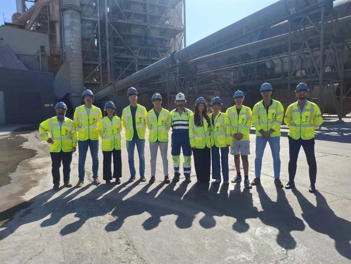 Un grupo de estudiantes del último curso del Grado de Ingeniería Industrial de la Universidad Loyola de Sevilla  visitan las instalaciones de Cementos Portland Valderrivas en Alcalá de Guadaíra (Sevilla).