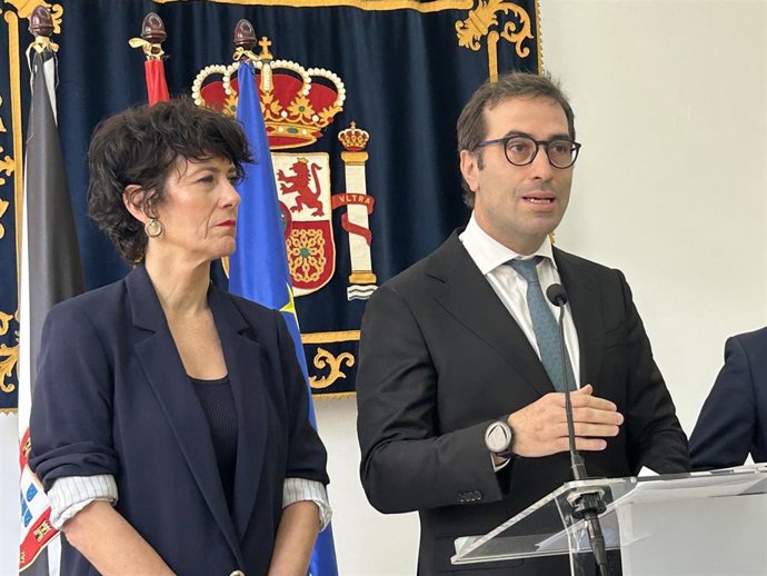 El vicepresidente primero y ministro de Economía, Comercio y Empresa, Carlos Cuerpo (i), la ministra de Inclusión, Seguridad Social y Migraciones, Elma Saiz (d), durante una rueda de prensa tras la reunión del Comité de Situación de la ciudad autónoma, en