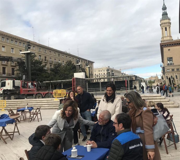 La alcaldesa de Zaragoza, Natalia Chueca, apela a la responsabilidad para cuidar de las personas mayores y evitar la soledad no deseada en la iniciativa 'cafés solidarios'