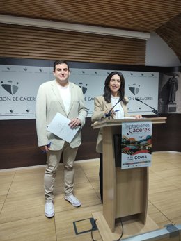El concejal de Desarrollo Tecnológico, en el Ayuntamiento de Coria,  Raúl Sánchez, y la vicepresidenta Primera de la Diputación de Cáceres, Esther Gutiérrez, en la presentación de Tentaciones de Cáceres