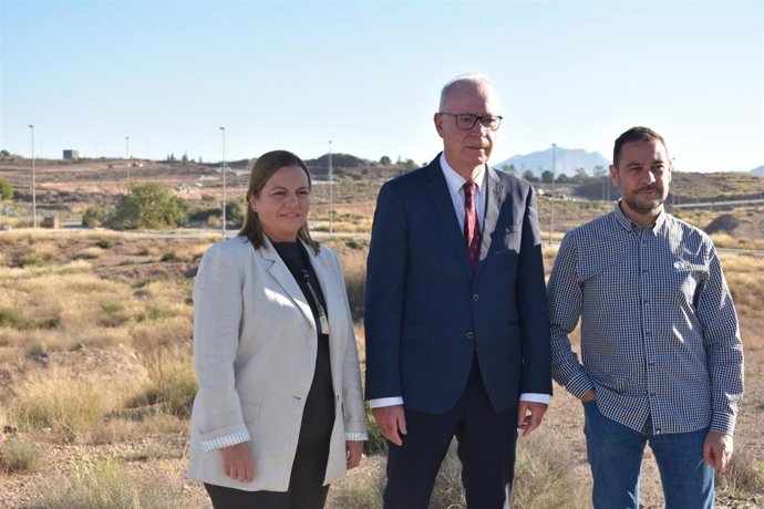 El concejal de Planificación Urbanística, Vivienda, Medio Ambiente y Huerta del Ayuntamiento de Murcia, Antonio Navarro; la presidenta de la Junta de Compensación de Nueva Condomina, Rosa San Julián; y Diego Sánchez, responsable técnico de la obra.