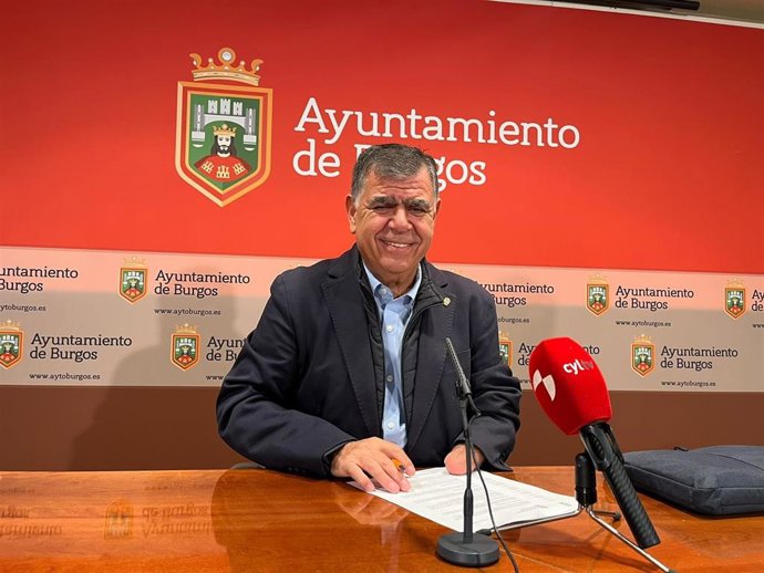 Manso, durante la rueda de prensa sonbre licencias.