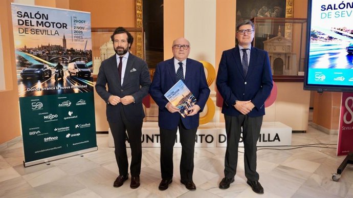 El delegado de Economía del Ayuntamiento de Sevilla, Álvaro Pimentel, junto al presidente de la Federación de Empresarios del Metal (Fedeme), Francisco Javier Moreno, y su director gerente, Carlos Jacinto Marín.