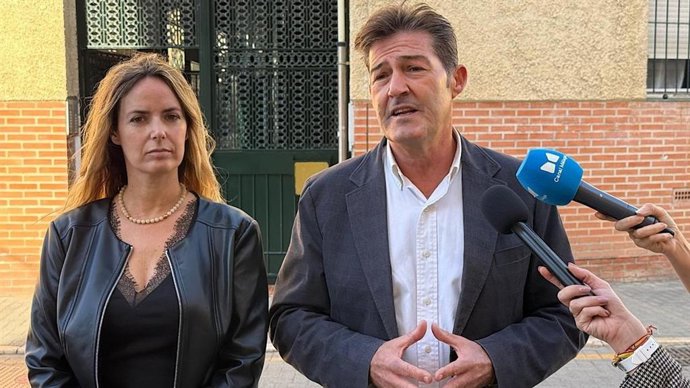 El portavoz municipal de Vox, Antonio Alcázar, atiende a los medios.