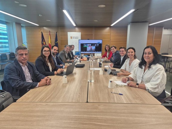 Directores generales del Govern implicados en el Plan Director de Industria, reunidos en una mesa institucional.