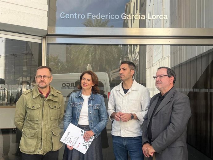 La portavoz del grupo socialista en el Ayuntamiento de Granada, Raquel Ruz, junto a concejales socialistas ante las puertas del Centro Lorca.