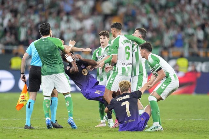 El futbolista del Real Betis Facundo Bernal propinándole un cabezazo a Lamine Yamal en el encuentro de LaLiga EA Sports.