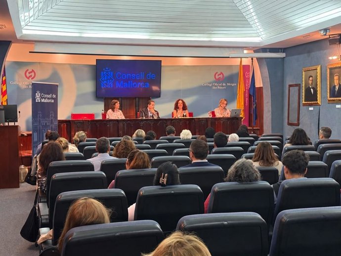 Primera sesión del ciclo de conferencias 'Endinsa't en les teves emocions'.