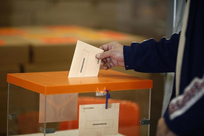 Archivo - Recursos de elecciones generales 2015, Senado, Cortes Generales, senadores, papeletas, sobres, urnas, votar, voto
