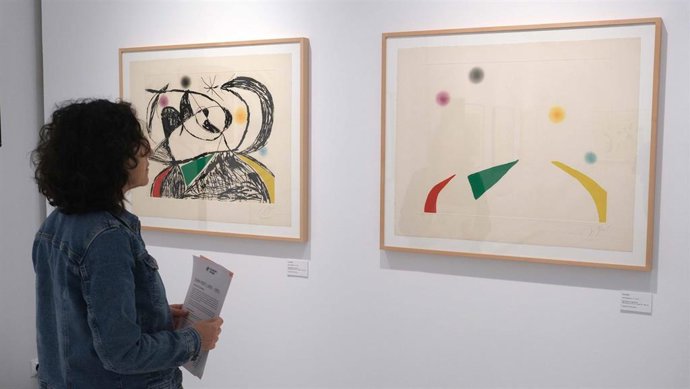 Una mujer contempla una de las obras de Miró en el Centro de Fundación Unicaja en Sevilla