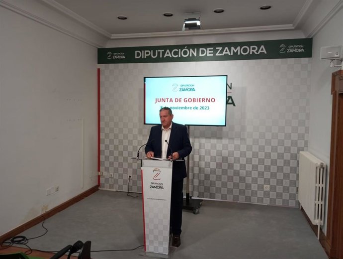 Archivo - El presidente de la Diputación de Zamora, Javier Faúndez, en rueda de prensa. Archivo