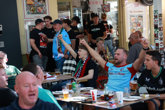 Foto: Ultras del Feyenoord causan incidentes en el centro de Sevilla antes del partido contra el Betis en Champions