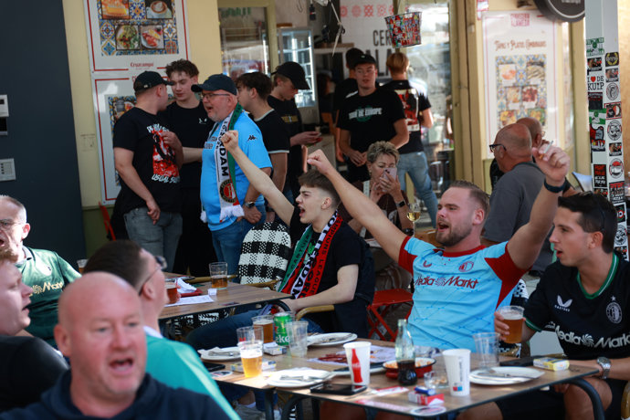 Aficionados del Feyenoord de Roterdam en la Alameda de Sevilla