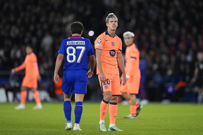 El jugador del FC Barcelona Dani Olmo durante el partido contra el PSG en París