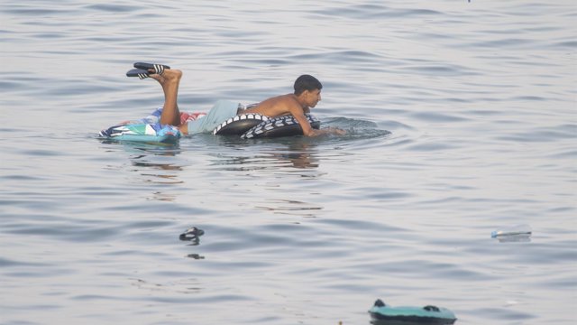 Archivo - Varios migrantes en el agua tratan de traspasar la frontera entre Ceuta y Marruecos, a 31 de julio de 2026, en Madrid (España).