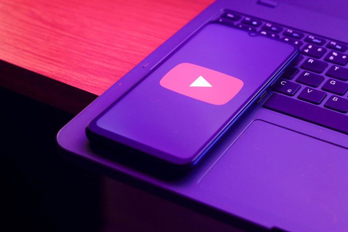 Archivo - Arquivo - 6 de agosto de 2026, Canadá: Nesta ilustração fotográfica, o logotipo do YouTube aparece exibido na tela de um smartphone.