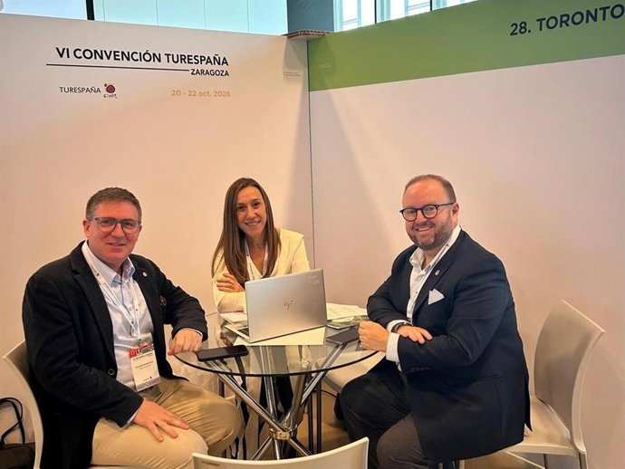 El conseller de Turismo del Consell de Mallorca, Guillem Ginard, y el director insular para la Demanda y la Hospitalidad, Tomeu Ferragut, en una reunión con una representante de Turespaña.