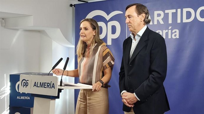 Los diputados del PP por Almería Maribel Sánchez Torregrosa y Rafael Hernando, durante la rueda de prensa.