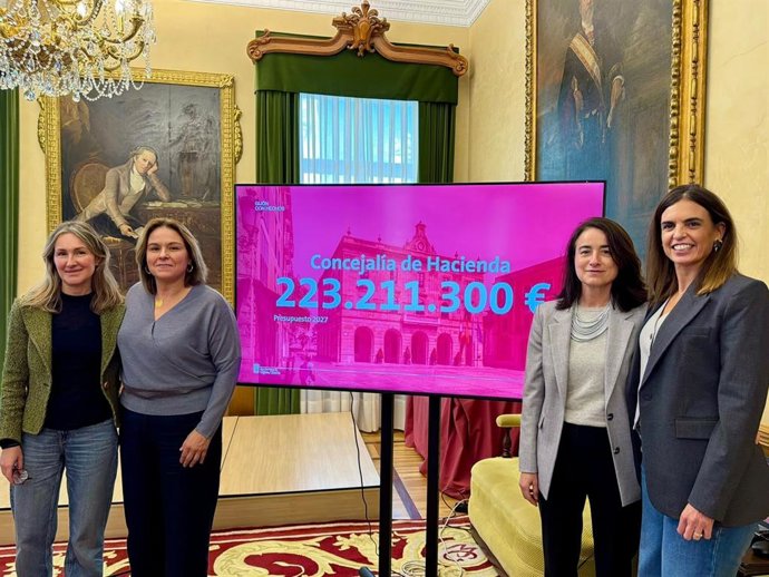La concejala de Hacienda en el Ayuntamiento de Gijón, María Mitre (dcha), presenta, junto a su equipo, el presupuesto de su Concejalía para 2027.