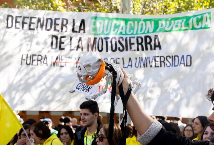 Varias personas durante una protesta universitaria contra la participación de Milei en un acto en la Universidad Rey Juan Carlos (URJC), a 21 de octubre de 2026, en Madrid (España). La Plataforma URJC por la Pública ha convocado esta protesta universitari
