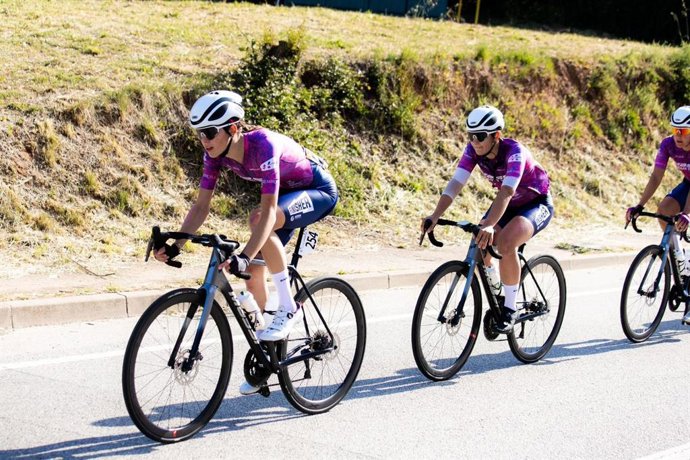Ciclistas del equipo Massi Baix Ter en un entrenamiento