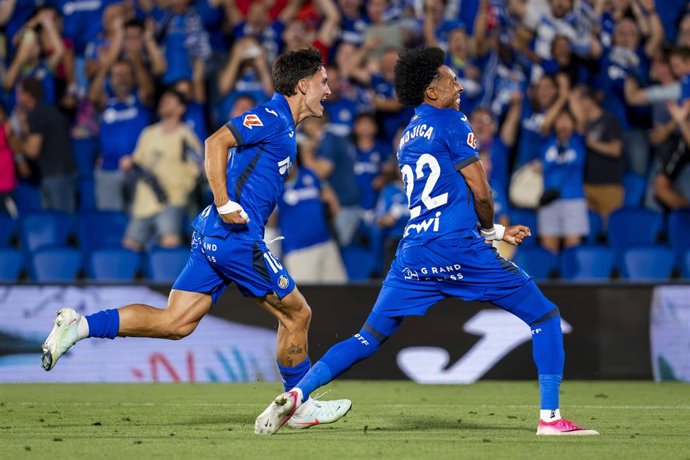 Archivo - August 20, 2026, Getafe, Madrid, Spain: Players of Getafe CF (from L to R) Martin Satriano, Johan Mojica celebrate a goal during the UEFA Conference League 2026/27 play-off round first leg football match between Getafe CF and FK Partizan at Esta