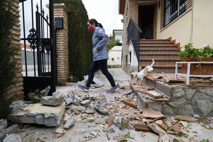 Archivo - Destrozos causados en una vivienda tras un terremoto. Archivo.
