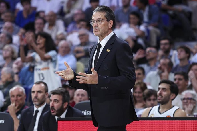 El entrenador del Real Madrid de baloncesto, Pedro Martínez. 
