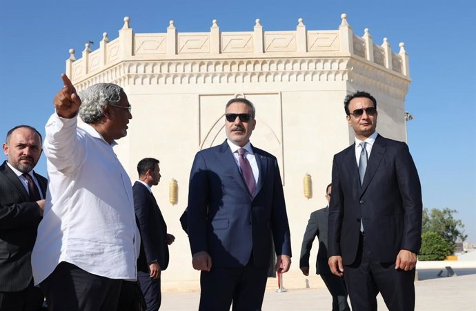 El ministro de Exteriores turco, Hakan Fidan, visita el mausoleo de Omar al Mujtar en Bengazi (Libia)