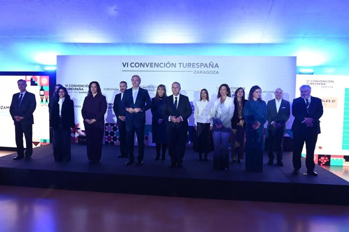 Foto de familia durante la inauguración de la VI Convención Turespaña, en el Palacio de Congresos de Zaragoza, a 21 de octubre de 2026, en Zaragoza, Aragón (España). Este evento anual es el principal punto de encuentro para el sector turístico español (ta