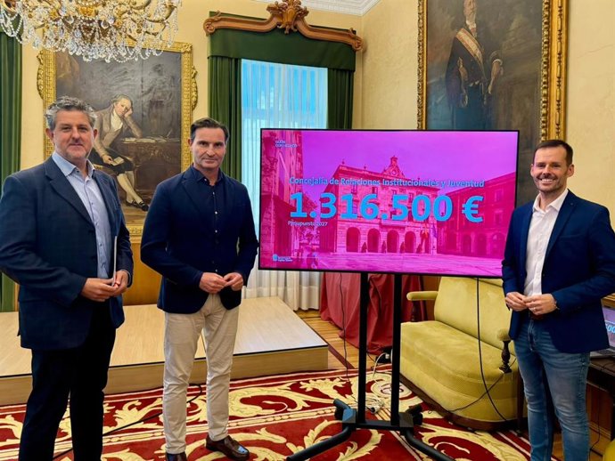 El concejal de Relaciones Institucionales y Juventud del Ayuntamiento de Gijón, Jorge González-Palacios (centro), presenta el presupuesto de su Concejalía para 2027.