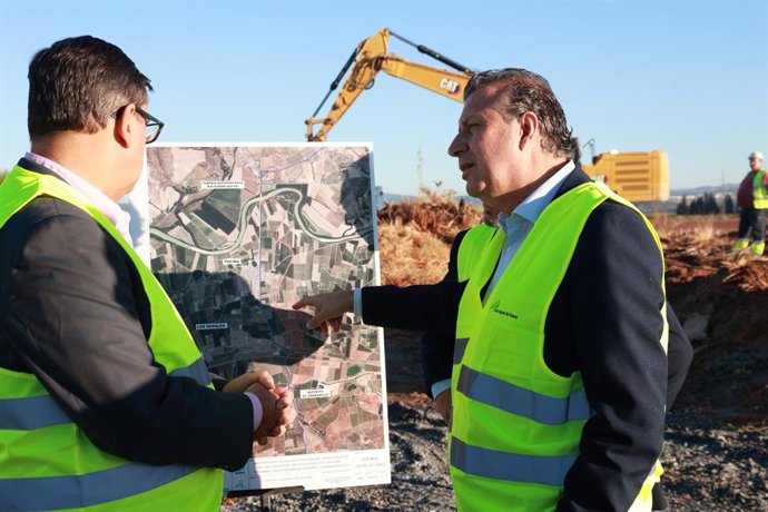 El El presidente de la Diputación de Sevilla, Javier Fernández, ha visitado las obras del proyecto técnico para la renovación y desvío de la Red de Transporte en Alta del Sistema Huesna a su paso por el municipio de Tocina.