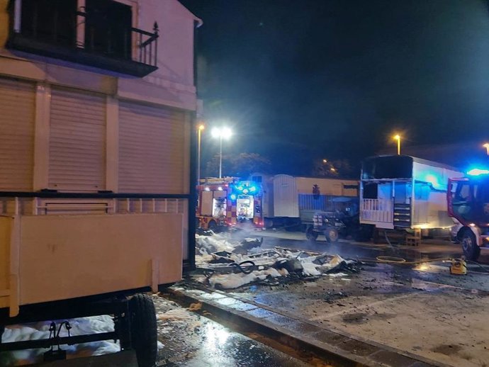 Un incendio en Punta Umbría afecta a dos autocaravanas y una carriola.
