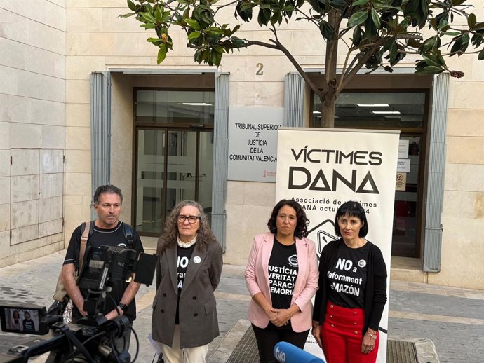 Representants de l'Associació de Víctimes de la Dana 29 d'Octubre del 2024 davant de la seu del TSJCV per a donar a conèixer el manifest que han elaborat pel segon aniversari d'esta catàstrofe.