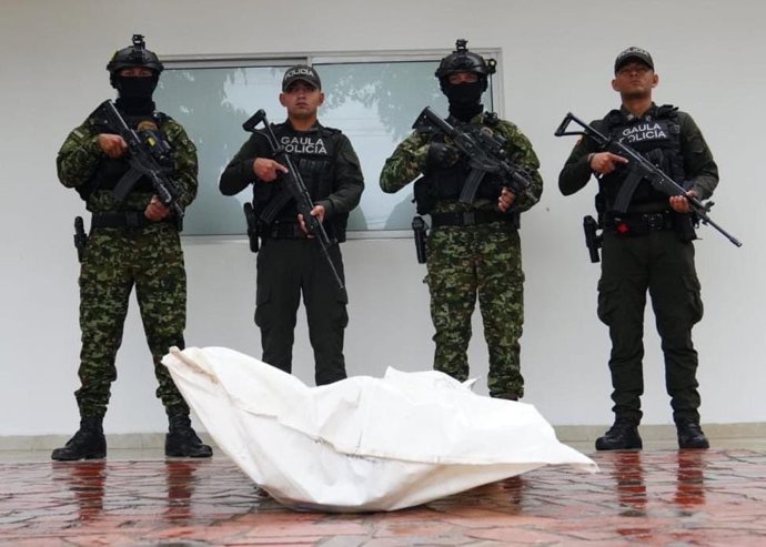 Fuerzas de seguridad colombianas con el supuesto cadáver del cabecilla del ELN conocido como 'Resorte'.