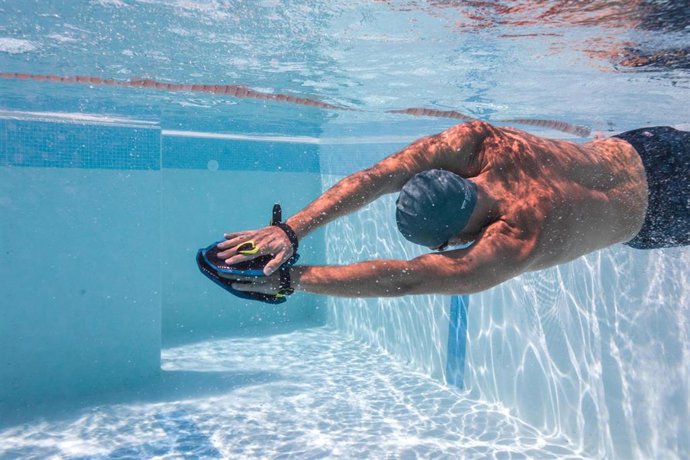 Imagen de un usuario en la piscina con equipamiento de 'Decathlon'