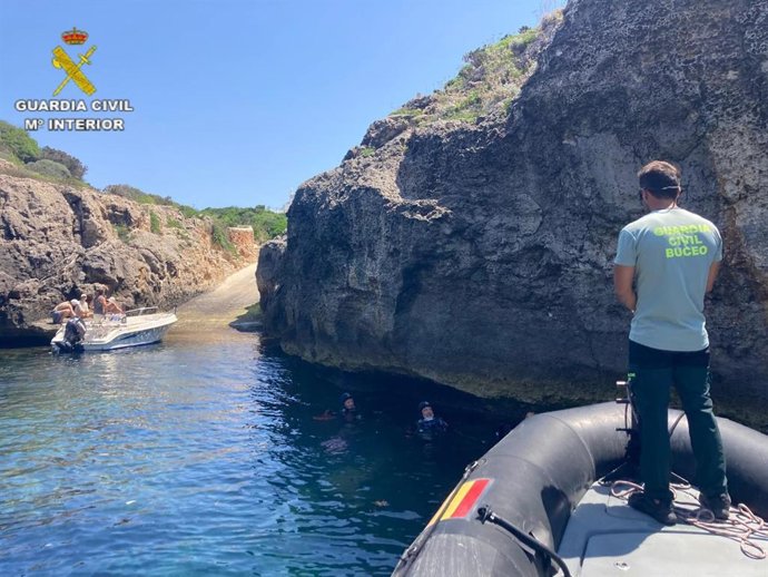Archivo - Agentes de la Guardia Civil del GEAS durante su operativo en Menorca.
