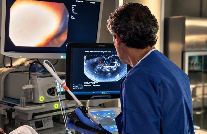 El doctor José Miguel Esteban realizando la radiofrecuencia en tumor pancreático.