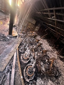 Archivo - Local de alquiler de motos calcinado por el incendio en Sant Josep.