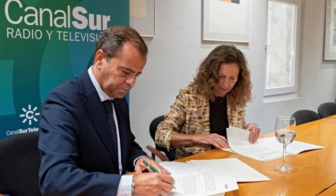 El director general de Canal Sur, Juande Mellado, y la presidenta de la Asociación Autismo Sevilla, Mercedes Molina, firman el convenio en la sede de la RTVA