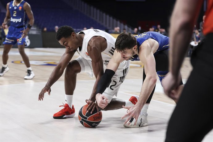 Archivo - Theo Maledon of Real Madrid and Roman Sorkin of Maccabi Rapyd Tel Aviv fight for the ball during the EuroLeague Regular Season Round 21 match between Real Madrid and Maccabi Tel Aviv at Movistar Arena on January 08 2026, in Madrid, Spain.
