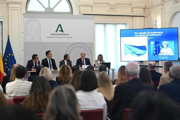 El delegado del Gobierno de la Junta de Andalucía en Granada, Antonio Granados, ha asistido a la jornada "Desafíos de la Unión Europea. Su incidencia en las Administraciones Públicas, el ordenamiento jurídico y el ciudadano".