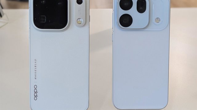 OPPO Find X10 Pro Max en color blanco y OPPO Find X10 en color Gris niebla